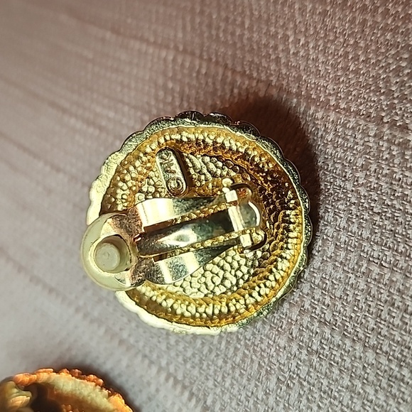 Vintage Anne Klein Gold-Tone Trimmed Faux Pearl Clip-On Earrings - Picture 5 of 7